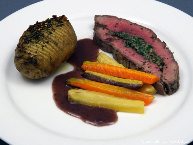 Gevulde ribeye met rode wijn truffelsaus, hasselback aardappel enregenboogwortels