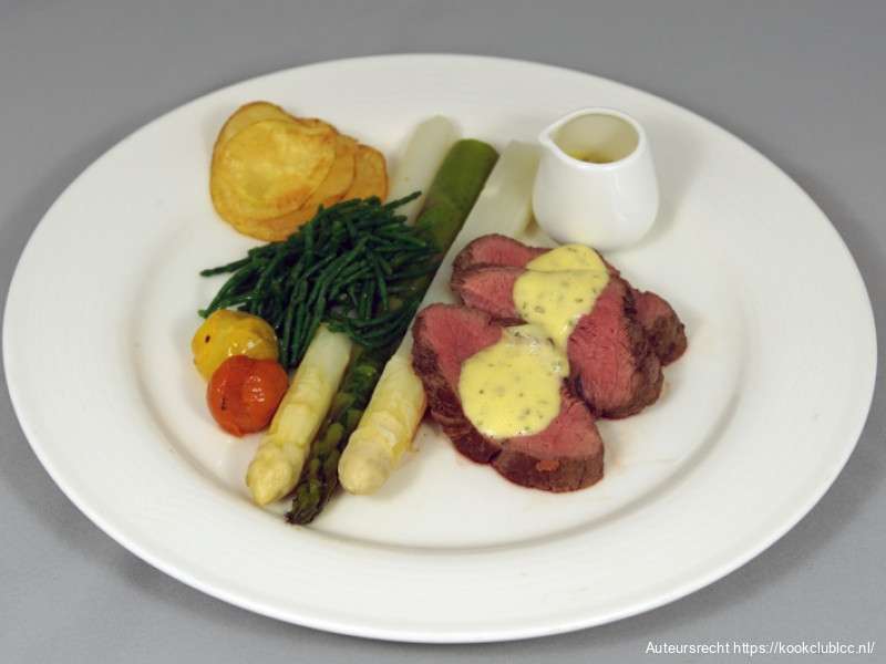Kalfshaas met groene en witte asperges, zeekraal, krokante aardappel en bearnaisesaus