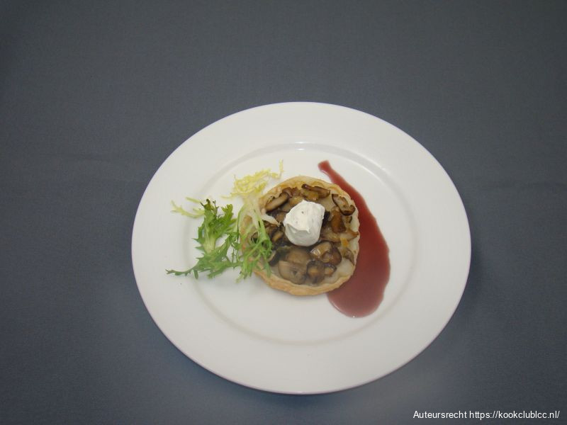 Tarte tatin van paddestoelen met truffelsaus