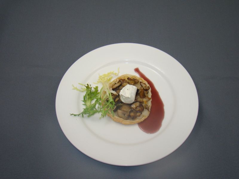 Tarte tatin van paddestoelen met truffelsaus