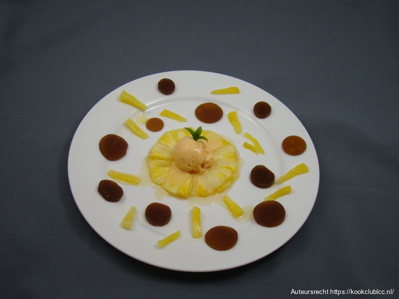 Ananas gegaard in kombucha karamel, Sorbet van wortel, kokos en yuzu, koffiegel en ananasfrieten