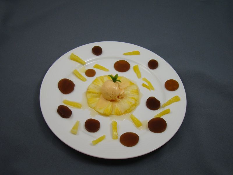 Ananas gegaard in kombucha karamel Sorbet van wortel kokos en yuzu koffiegel en ananasfrieten