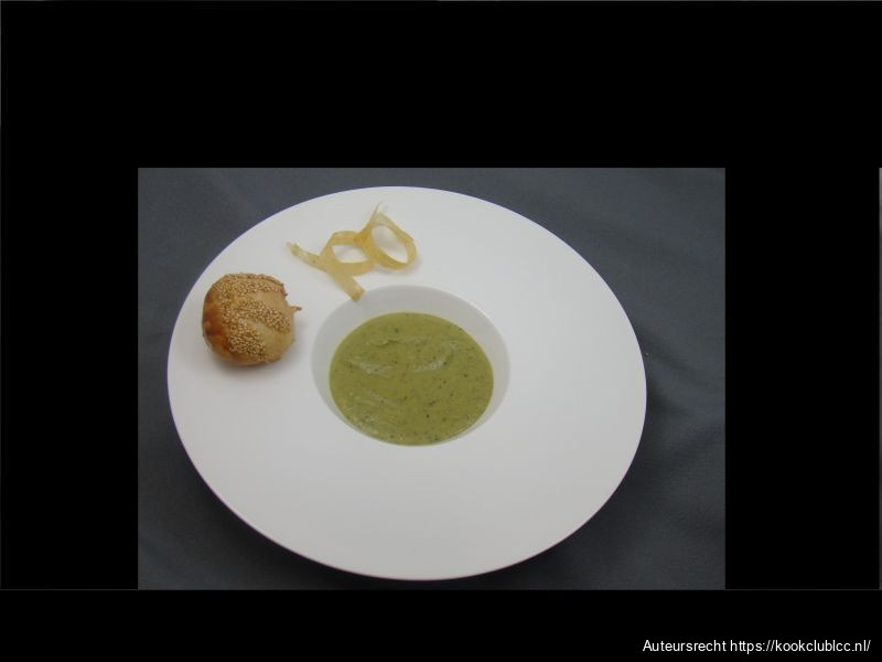 Broccolisoep met appelkrullen.