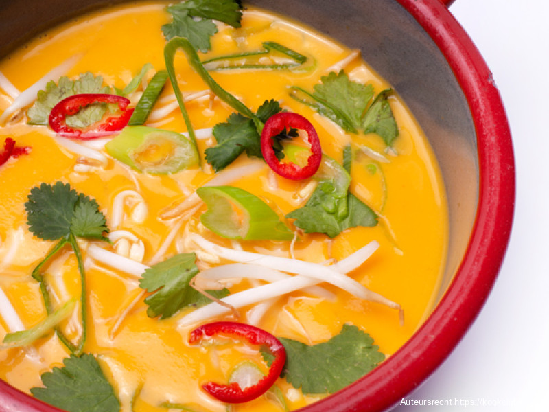 Vegan pompoen en rode curry soep en atjar van taugé