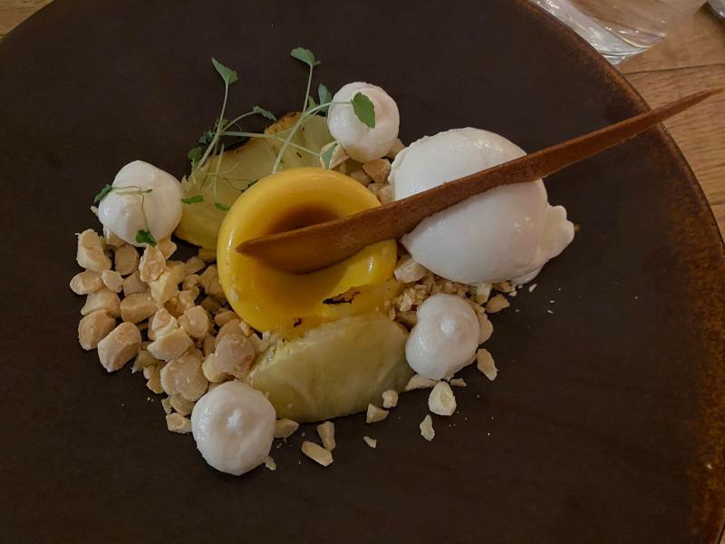 Gegrilde ananas met een mousse van ananas ananas kokos-ijs tuille koek.