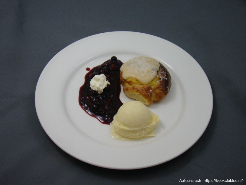 Skolleboller met vanilleijs en rødgrød med fløde.