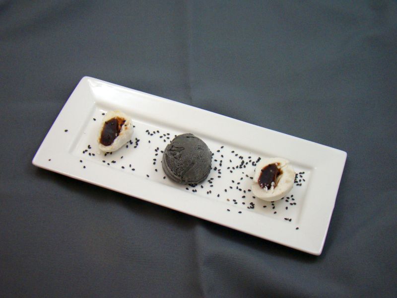 Anko Mochi Kuro Goma no aisukurīmu mochi ijs van zwarte sesam