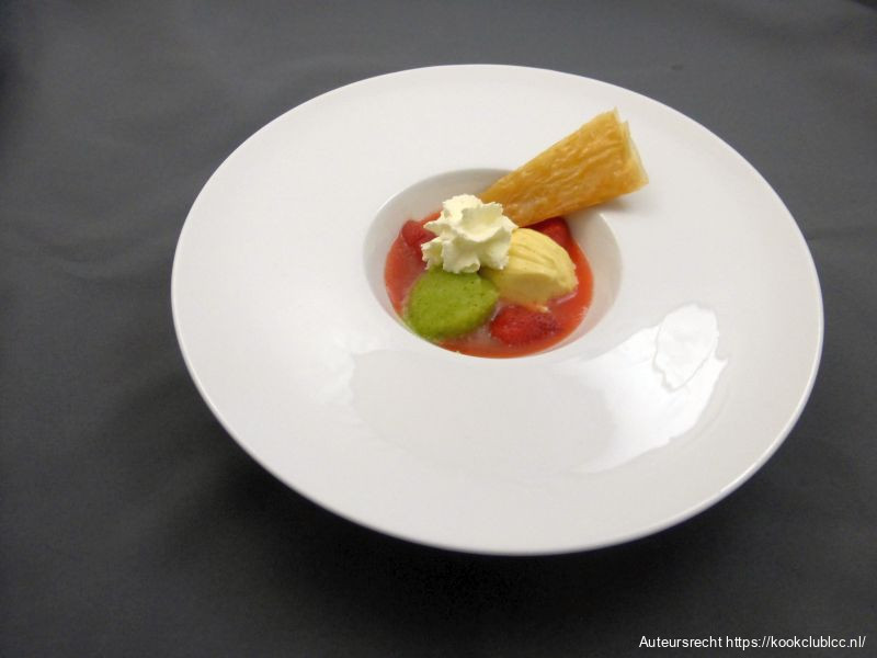 millefeuille van filodeeg, passievruchtenmoussse, basilicumsorbet
