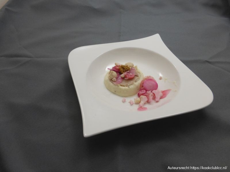 Bloemkoolmousse met gerookte forel, zoetzure groentjes en mosterdzaad