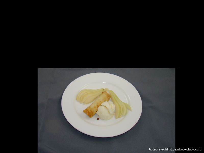 Loempia van roquefort met peer en wafel van rode biet