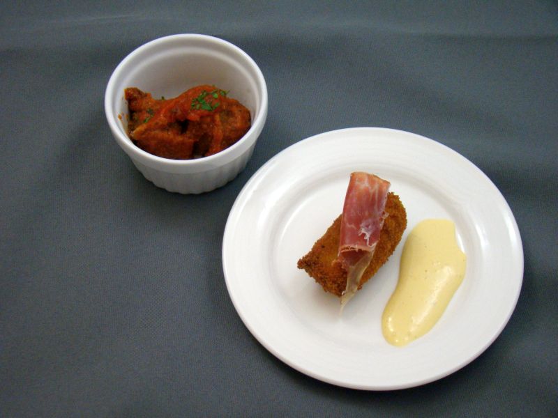 Jamon Iberico kroketjes en Albóndigas con salsa de tomate