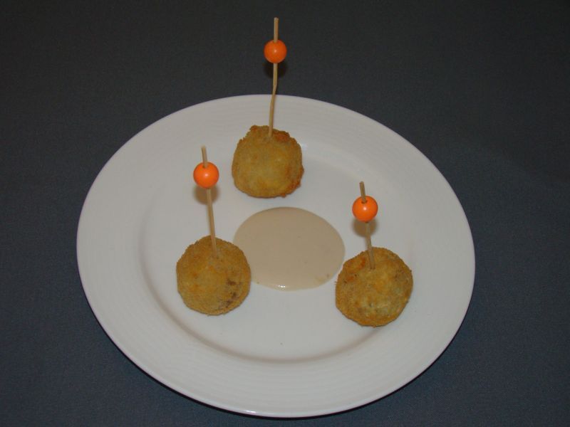 Risotto balletjes met zwarte knoflook en knoflooksaus.