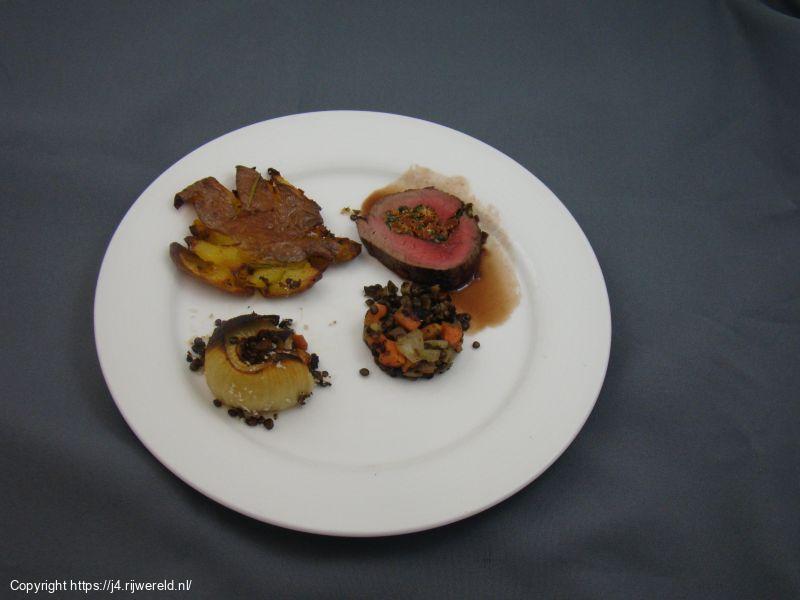 Rollade van rosbief met rode wijnsaus, gevulde uien en smashed potatoes