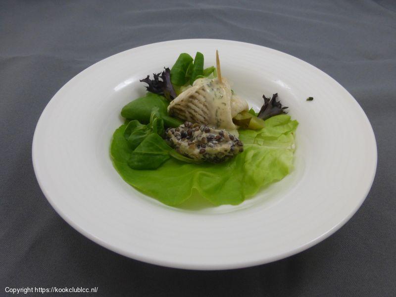 Scholrolletje met pittige dillesaus op salade