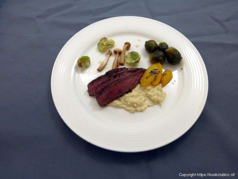 Sous vide gegaarde hertenhaas, spruitjes bereiding 2x, zoet zure bundelzwam, creme van peterseliewortel en cashewnoten, hollandaise saus.