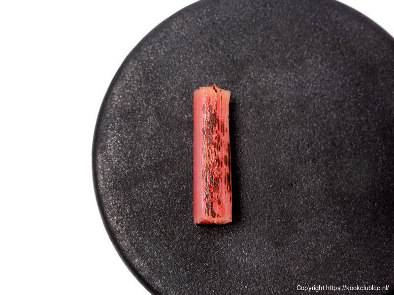 Gepofte rode biet met geitenkaas en gebrande rabarber