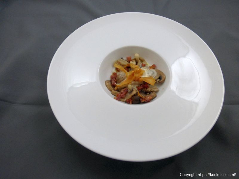 Ceviche en espuma van champignons, dragonolie, crumble van gerookt spek