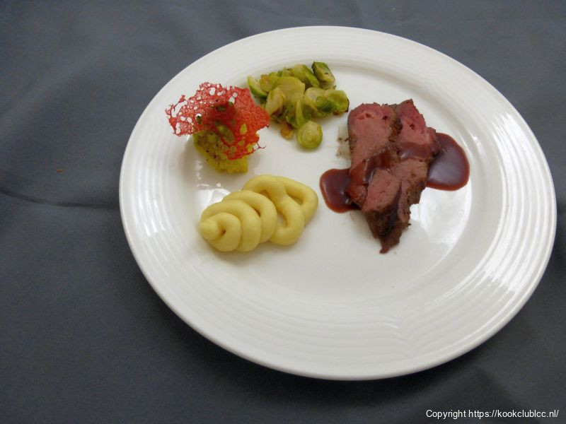 Lende filet van wild zwijn, cranberrysaus, spruitjes, romanesco en pastinaak.