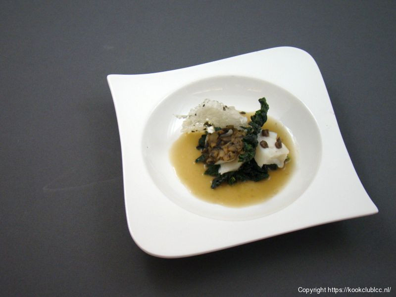 Skrei met paddenstoelen, cavolo nero en tapioca-crisp