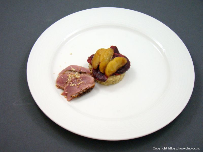 Eendenborst met appeltjes, bietjes en macadamianoten