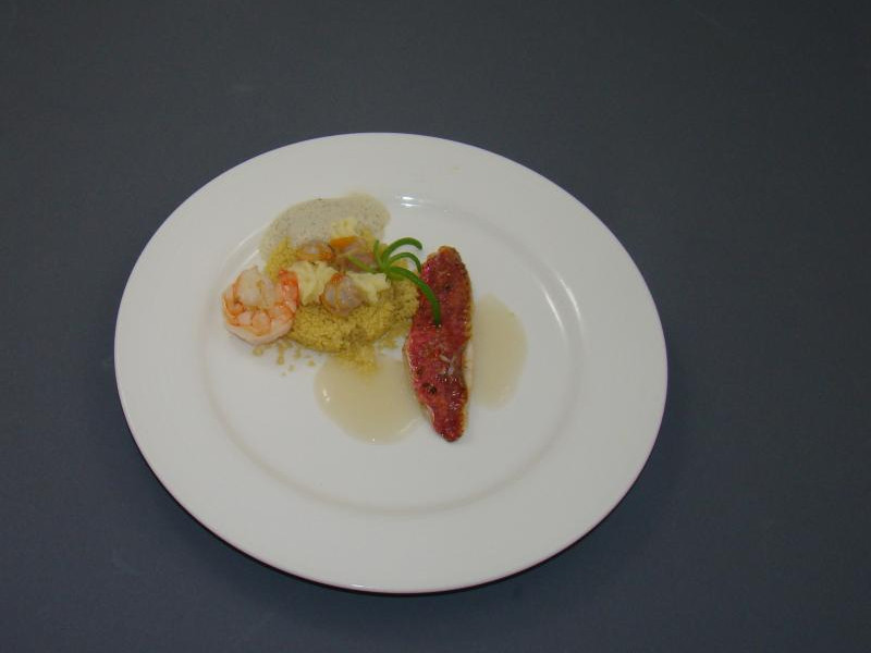 Mul met couscous, kokos, garnalen en kokkels