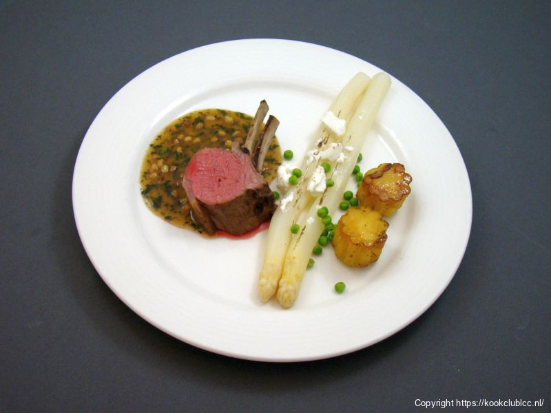 Lamskoteletjes met gratin van asperges en doperwten