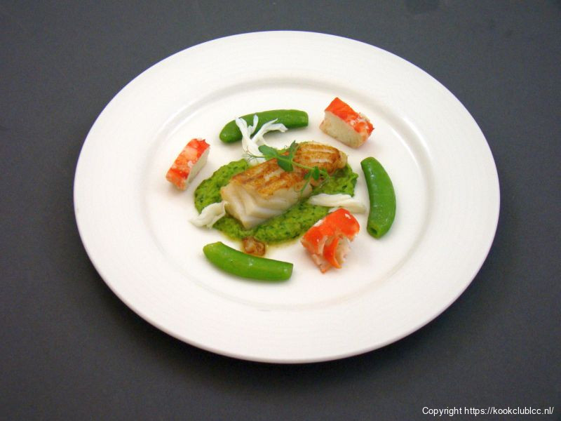 In room gekarameliseerde kabeljauw met munt-erwtenpuree & krabpoten