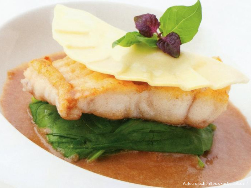 Heilbotfilet met kreeftensaus en ravioli gevuld met geitenkaas en basilicum
