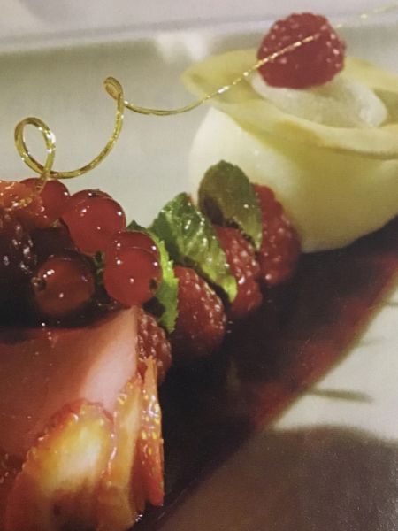 Frambozenbavarois en vlierbloesemsorbet met rood fruit