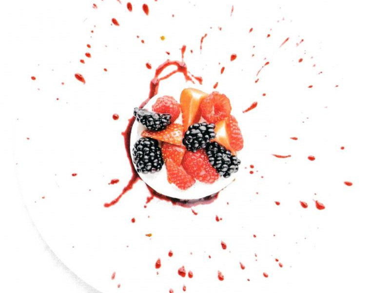 Bavaroistaartje met rood fruit en bramensaus