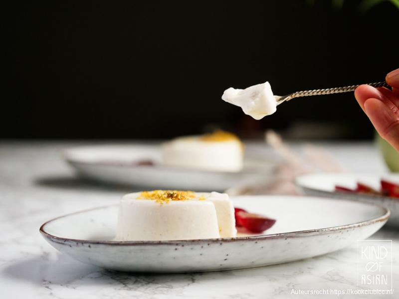 Kokos panna cotta met sago en kardamom-ijs