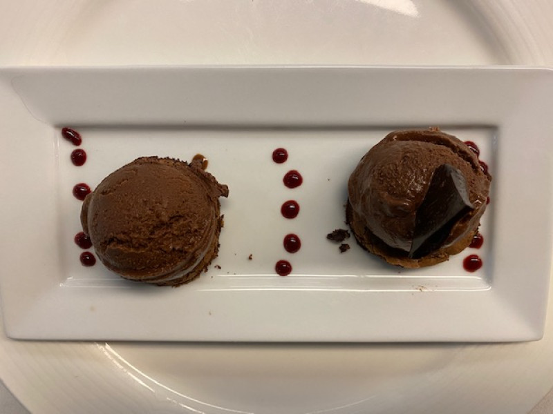 Chocoladesorbet met rode bessen coulis