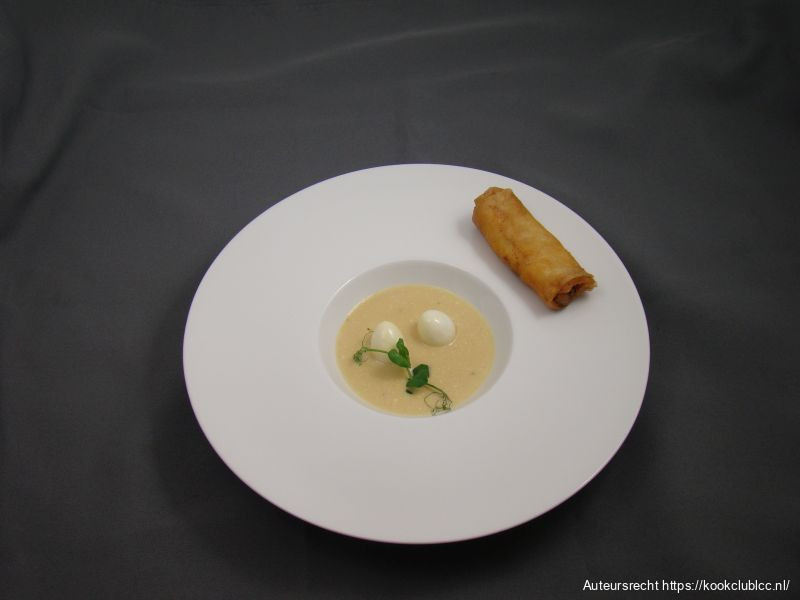 Aardappelcreme met gerookte kwarteleitjes en een kaasloempia