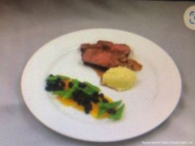 Wildzwijnfilet met rode wijn-sjalottensaus, pastinaakpuree, pompoen en zwarte boontjes