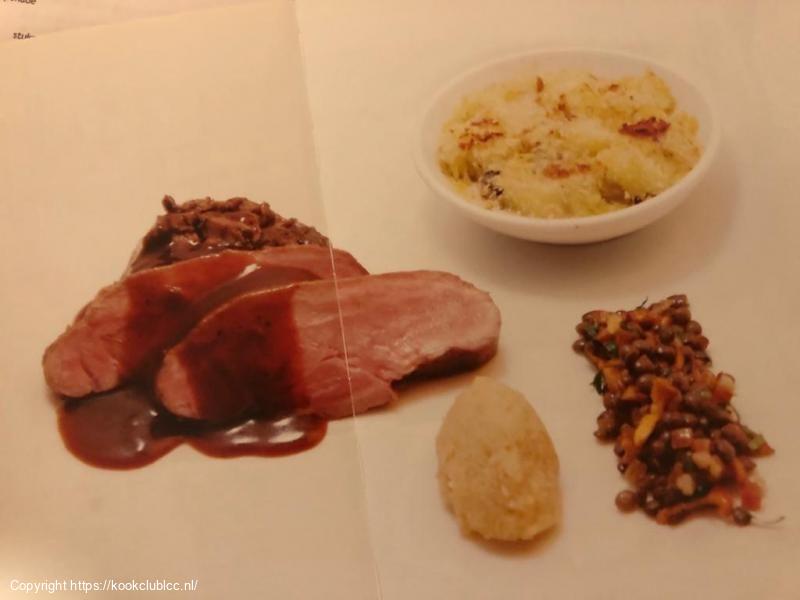 Wildzwijnfilet met rodewijnsaus, hachee en gratin met spitskool en kweeperenmousse