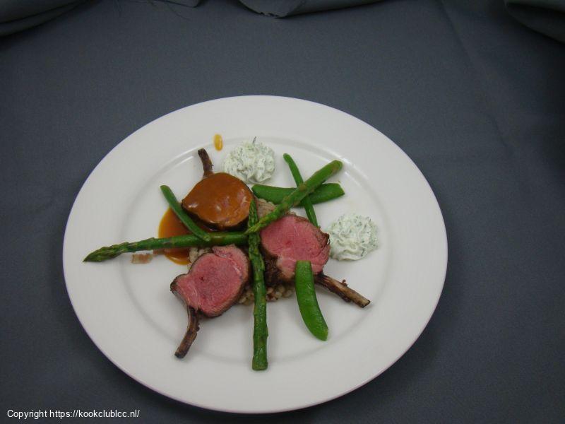 Lamsrack met parelgort, gemengde groenten en sumak