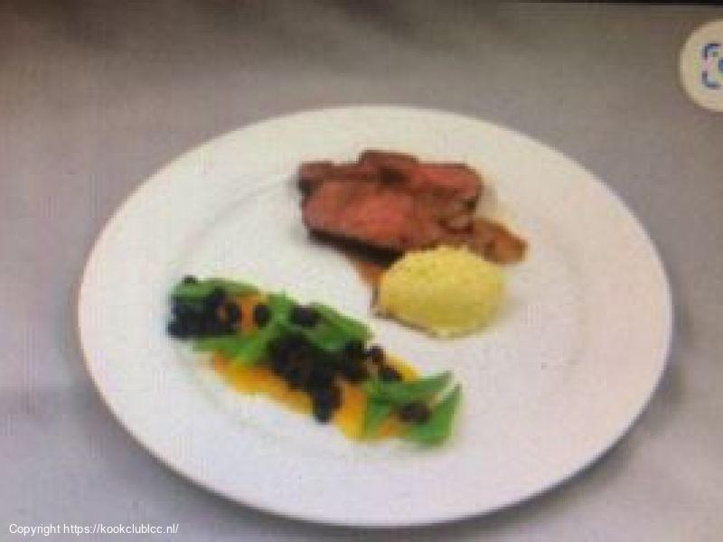 Wildzwijnfilet met rode wijn-sjalottensaus, pastinaakpuree, pompoen en zwarte boontjes