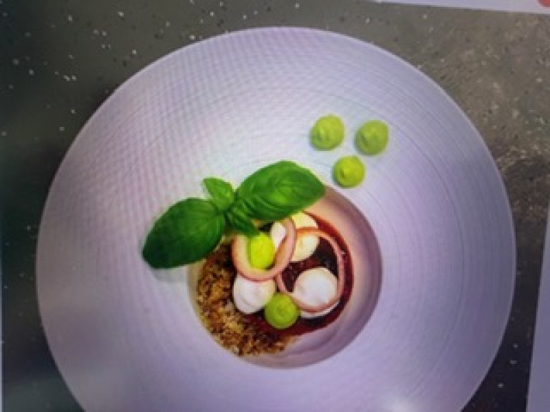 Hapje van gegrilde watermeloen met een crème van geitenkaas