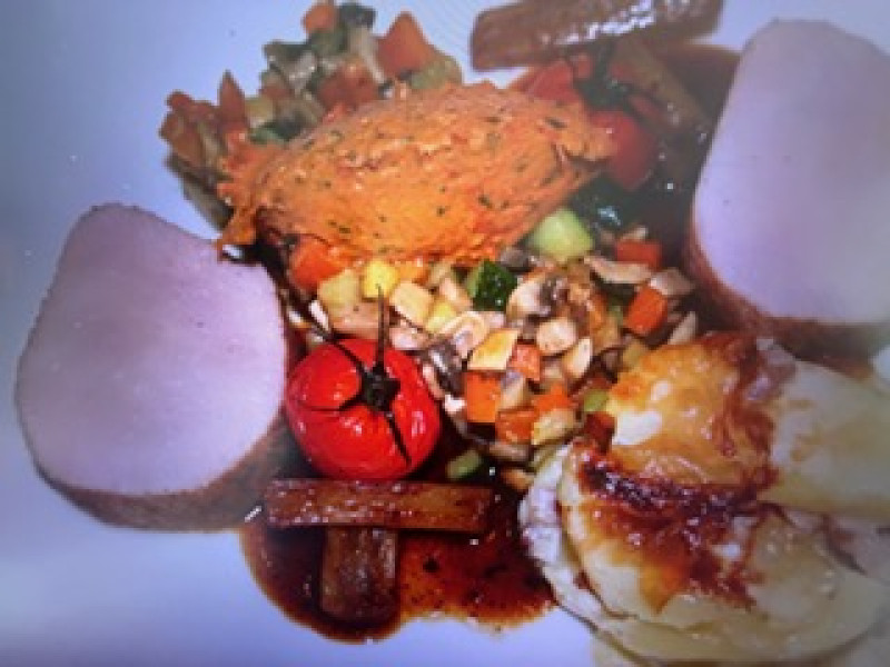 Gepekeld speenvarken met een tomatade en tartiflette