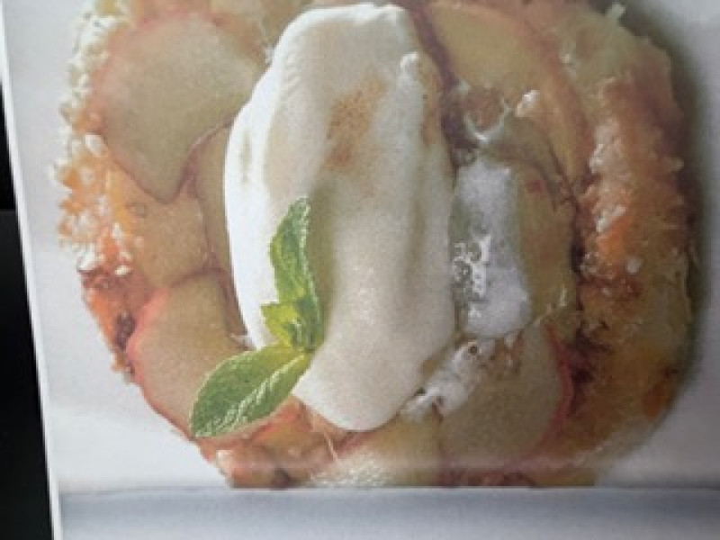 Rabarber-appelcrumble taart met yoghurt-kardemomijs 