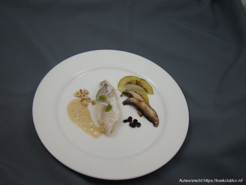 Schelvis met pastinakencreme, rode bieten parels en dashi schuim