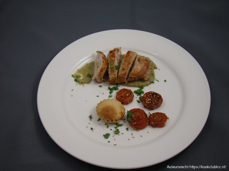 Parelhoenfilet met peterselieroomsaus, geglaceerde wortelen en venkel in deeg