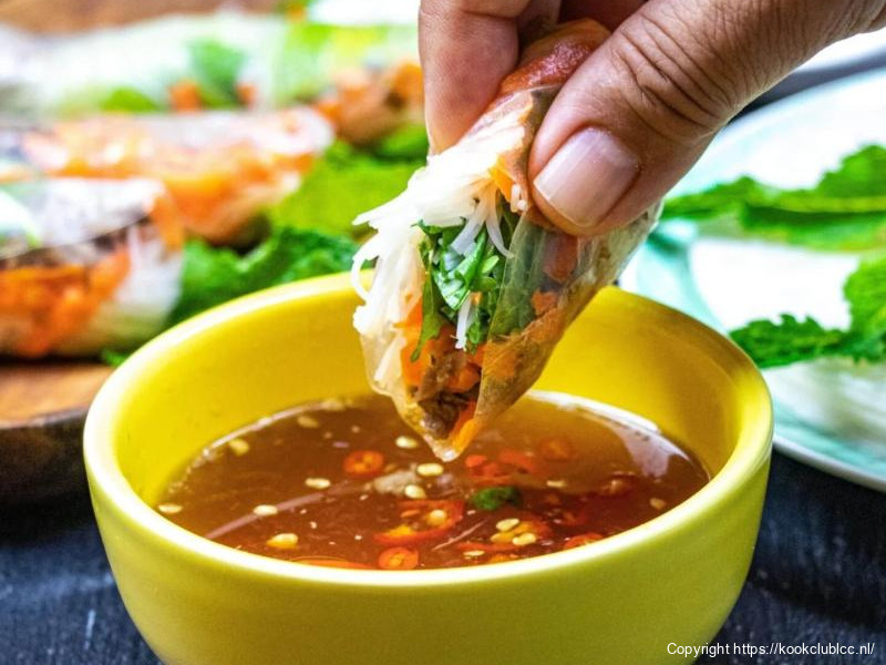 Vietnamese springrol met nước chấm dipsaus