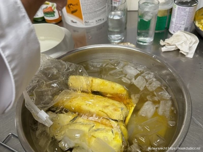 Ananas gegaard in kombucha karamel Sorbet van wortel kokos en yuzu koffiegel en ananasfrieten